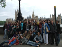 Grupa przed Londynskim Parlamentem